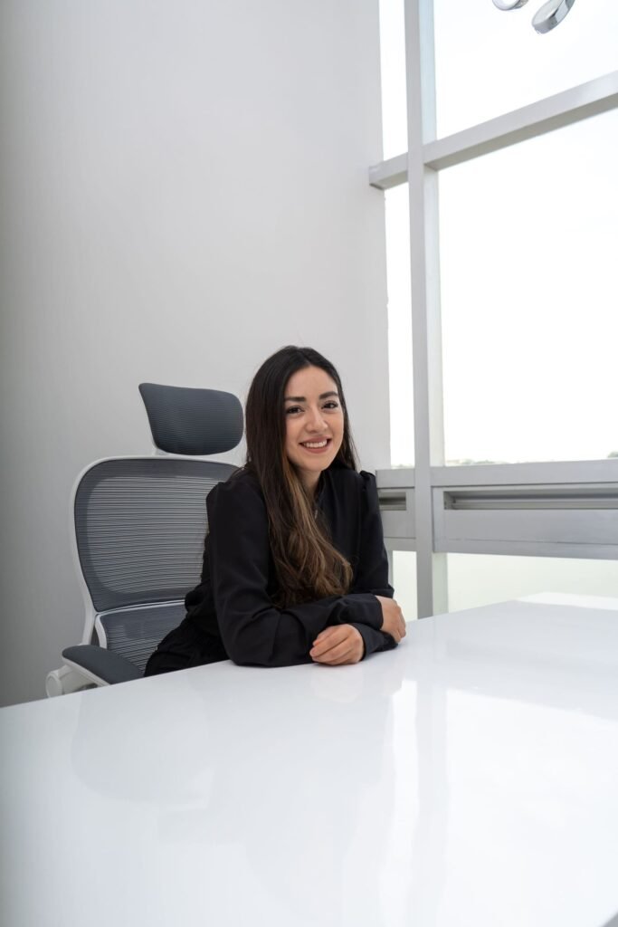 Nuestra especialista en ortodoncia sentada en la oficina.