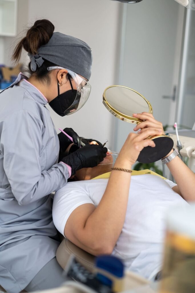 Odontóloga realizando limpieza dental profesional a paciente en clínica moderna en Tula de Allende.