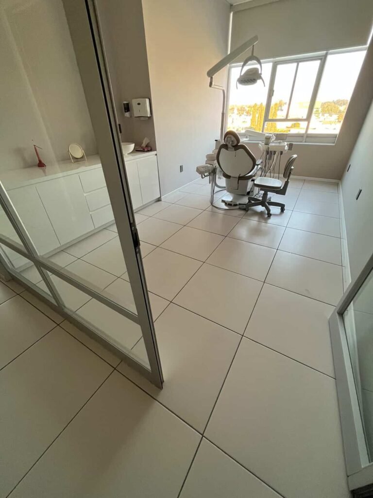 Consultorio dental equipado de Alba Clínica Dental con sillón odontológico en Tula de Allende.
