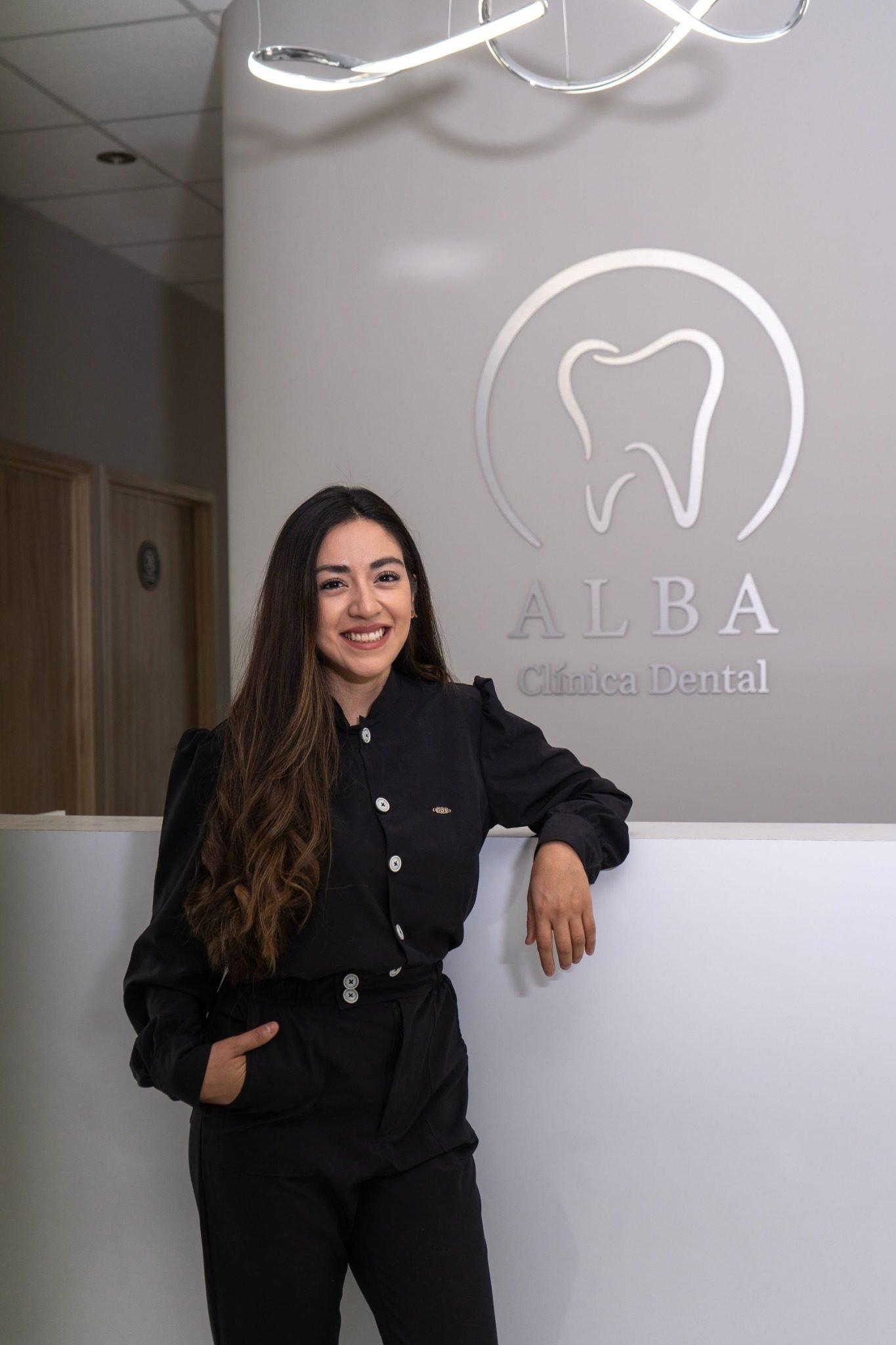 Doctora en recepción de Alba Clínica Dental en Tula de Allende, Hidalgo con instalaciones modernas.