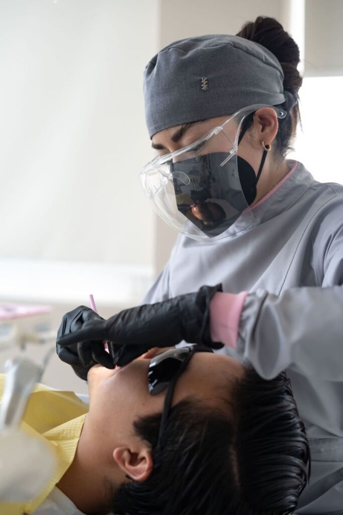 Odontóloga realizando tratamiento periodontal especializado en Tula de Allende Hidalgo.
