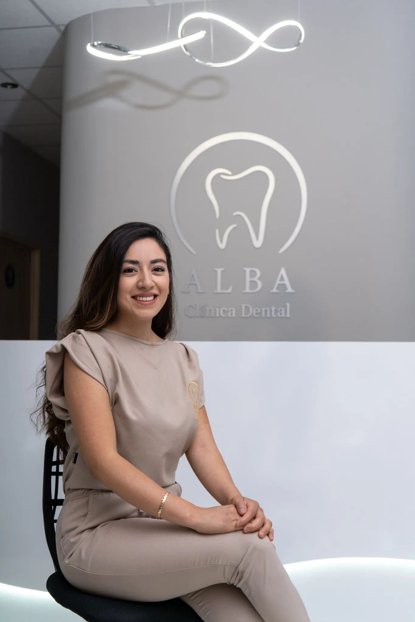 Dra. Alba en las instalaciones de Alba Clínica Dental en Tula de Allende Hidalgo, ofreciendo atención dental personalizada.