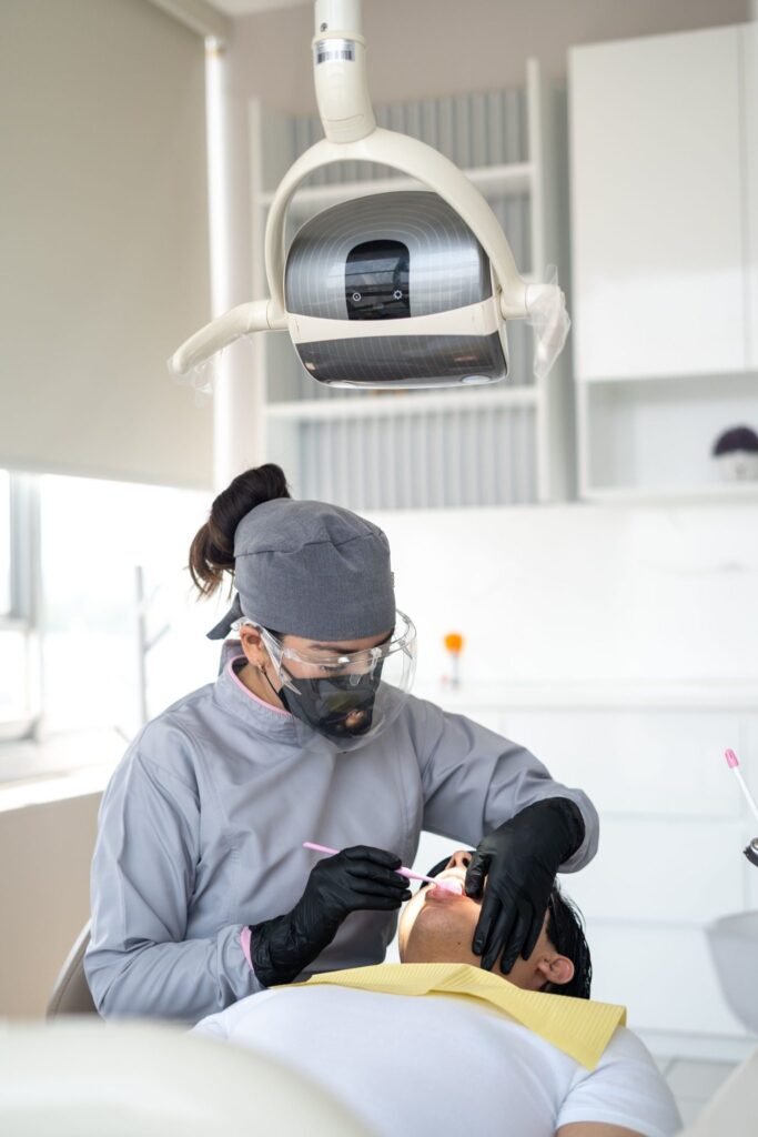 Especialista realizando limpieza dental profesional a paciente en Alba Clínica Dental en Tula de Allende Hidalgo.